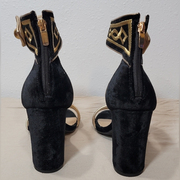 GUESS CERSIAN Black and Gold Velvet Chunky Block Heeled Sandal Sz 7.5 Chic - Picture 6 of 12